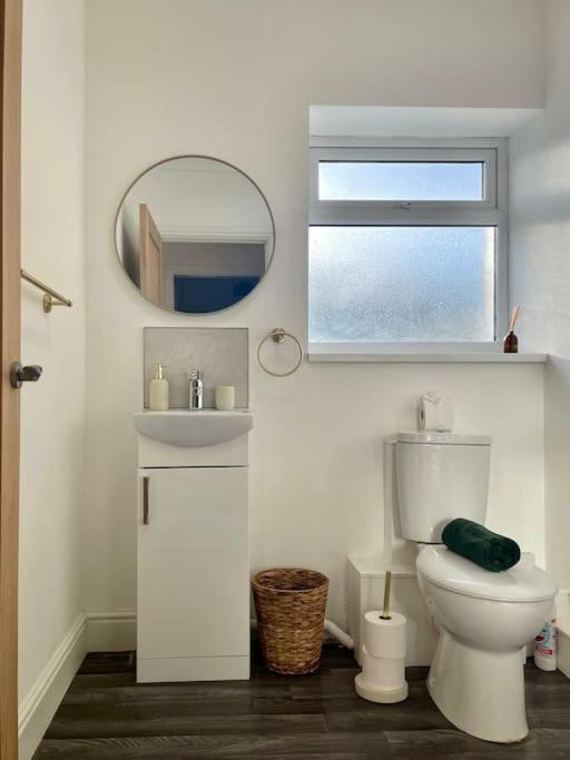 Cozy & Spacious 3-Bedroom Home By Tailored Accommodation Swansea Eksteriør billede